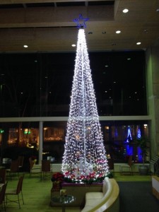大きなクリスマスツリー (ロビーにあります。)