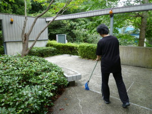 黒のユニホーム姿